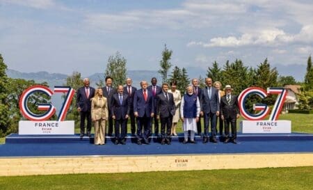 Minerais critiques | Le G7 lance l’offensive : l’Afrique face à un tournant stratégique Après trois jours de discussions, le sommet du G7, qui s’est achevé le 17 juin, a débouché sur une nouvelle déclaration consacrée aux minerais critiques. Réunis à Évian, les dirigeants de la France, de l’Allemagne, du Canada, des États-Unis, de l’Italie, du Japon et du Royaume-Uni, aux côtés de plusieurs partenaires dont l’Australie, ont affiché leur volonté de réduire leur dépendance aux chaînes d’approvisionnement dominées par la Chine.