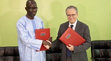 Hydrocarbures | Pétrole : Eni mise sur la Gambie et relance les ambitions offshore du pays La compagnie énergétique italienne Eni franchit une nouvelle étape dans son expansion africaine. Le vendredi 5 juin, le groupe a officialisé la signature d’un accord de licence d’exploration, de développement et de production avec le gouvernement gambien pour le bloc offshore A1. L’accord a été signé par le ministre gambien de l’Énergie et du Pétrole, Nani Juwara.