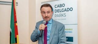 Promulguée début juin, par le président Daniel Chapo, cette législation est présentée par ses initiateurs comme «un levier destiné à renforcer la gestion des ressources stratégiques dans l’intérêt national.» Elle s’accompagne également d’une interdiction d’exporter des produits miniers bruts ou semi-transformés, sauf dérogation exceptionnelle conditionnée à la présentation d’un plan de transformation locale.