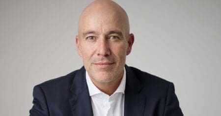 Le marché des fusions-acquisitions au Moyen-Orient a enregistré 196 transactions au premier trimestre 2026, pour une valeur totale de 23,3 milliards de dollars, selon le dernier rapport publié par Ansarada. Un chiffre en baisse par rapport à la même période en 2025, où 207 opérations avaient été conclues pour une valeur de 31,3 milliards de dollars. Malgré ce recul, la région conserve une activité soutenue, portée par des investissements structurants et des stratégies souveraines de long terme.