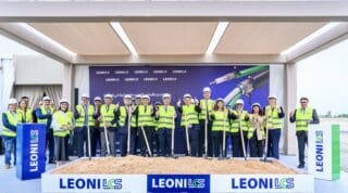 Investissement | Automobile : LEONI mise 630 millions de dirhams sur le Maroc pour son premier site africain C’est à l’Atlantic Free Zone de Kénitra que s’est déroulée, ce 23 juin 2026, la cérémonie de pose de la première pierre de la nouvelle unité de LEONI Cable Solutions. D’un montant de 630 millions de dirhams (environ 60 millions d’euros), le projet marque une étape clé dans la stratégie d’expansion internationale du groupe, qui choisit le Maroc comme première base industrielle sur le continent africain.