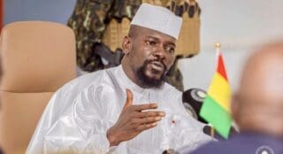 Le message du général Mamadi Doumbouya est sans ambiguïté : l’ère de l’exploitation passive du sous-sol guinéen est révolue. Reçu par les opérateurs du secteur aurifère, le chef de l’État a coupé court à toute velléité de dialogue, affirmant qu’il n’était pas venu pour négocier mais pour imposer une nouvelle donne.