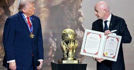 Pour mesurer l'ampleur du renoncement, il faut remonter au printemps 2017. À l’époque, les États-Unis, sous l'impulsion du premier mandat de Donald Trump, appliquent déjà des restrictions de voyage drastiques : les fameux travel bans. Interrogé sur la viabilité d'une candidature nord-américaine dans de telles conditions, le président de la FIFA, Gianni Infantino, se voulait alors d'une fermeté inflexible : « Les équipes qualifiées pour une Coupe du monde doivent pouvoir accéder au territoire du pays hôte, sinon il n’y a pas de Coupe du monde. C’est une évidence. Il est clair que pour les compétitions FIFA, toute équipe qualifiée, y compris ses supporters et ses officiels, doit pouvoir accéder au territoire du pays hôte, sinon il n’y a pas de Coupe du monde. »