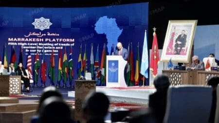 Les derniers rapports des observatoires de la violence terroriste, ainsi qu'une enquête que nous avons menée, suggèrent deux constats : Primo, l'Afrique est toujours au centre de la carte des attentats des dix dernières années, et le terrorisme est le premier défi à la paix et à la sécurité africaine. Sans surprise, l'Afrique est la région la plus durement touchée, mais des parcours comme celui du Maroc montrent que le terrorisme n'est pas une fatalité et que l'africanité n'en est pas la cause. Secundo, le fléau terroriste est le résultat d'une combinaison de facteurs dont certains relèvent du niveau individuel (milieu familial, âge, éducation, caractère, enrôlement ou isolement, etc.) et d'autres du niveau macro national, qui est le niveau d'analyse choisi pour cet essai. Ni la pauvreté toute seule, ni la mauvaise gouvernance, ni les griefs ethniques, chacun dans son silo, n'expliquent ou ne déterminent ce phénomène : c'est une synergie, un nexus, qui fait qu'un pays bascule ou résiste.