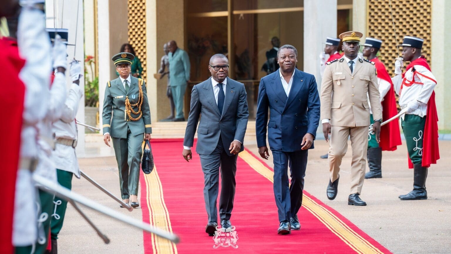 Bénin-Togo | Face à la dépendance énergétique : l’urgence d’un co-investissement stratégique Le 23 avril dernier, l’incendie de la sous-station ghanéenne d’Akosombo a brutalement privé le réseau régional de 1 000 mégawatts, entraînant dès le lendemain la coupure des exportations vers le Togo et le Bénin. Cet énième incident rappelle une réalité crue : en période de crise, chaque État privilégie sa consommation interne.