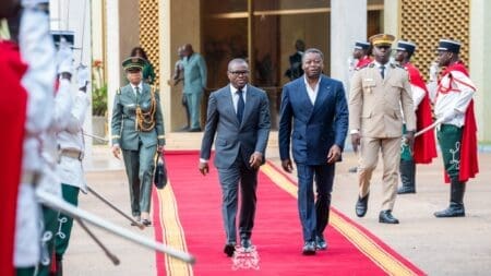 Le 23 avril dernier, l’incendie de la sous-station ghanéenne d’Akosombo a brutalement privé le réseau régional de 1 000 mégawatts, entraînant dès le lendemain la coupure des exportations vers le Togo et le Bénin. Cet énième incident rappelle une réalité crue : en période de crise, chaque État privilégie sa consommation interne.