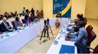 Réuni en session ordinaire hybride sous la houlette de son président Serge Ekue, le Conseil d’administration de la BOAD a donné son feu vert à une série d’investissements majeurs pour l’Union Économique et Monétaire Ouest-Africaine (UEMOA). Avec ces 344,577 milliards de FCFA fraîchement alloués, le volume global des injections de la banque depuis son entrée en fonction en 1973 culmine désormais à 10 834,1 milliards de FCFA.