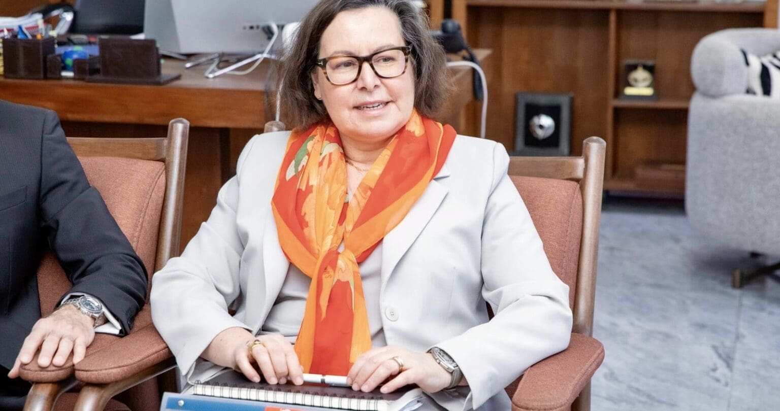 Les experts du FMI saluent l’engagement continu des autorités ainsi que leur volonté de remédier aux vulnérabilités budgétaires, en poursuivant des réformes visant à renforcer la gestion des finances publiques, la gouvernance budgétaire et la transparence. Entre les lignes, l’Institution de Bretton-Woods est satisfaite du réalisme et de la flexibilité des autorités sénégalaises qui laissent toutes les options ouvertes pour le traitement de la dette, y compris la restructuration.