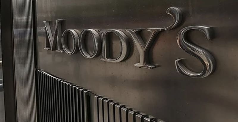 Mali | Risque souverain : les doutes de Moody’s Concrètement, la décision de l'agence de notation va se traduire par une hausse de la prime de risque adossée aux émissions du Trésor malien et aux établissements publics. Cette révision à la baisse des perspectives du risque souverain du Mali est sans surprise. Elle reflète les inquiétudes de l'agence face à « la dégradation de l'environnement sécuritaire et aux conséquences potentielles sur la stabilité de l'État et sa capacité à honorer ses engagements auprès des créanciers ».