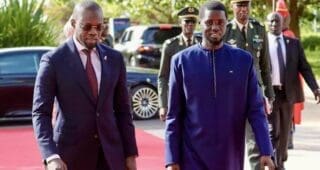 La crise politique prend une nouvelle dimension à Dakar. Le président sénégalais Bassirou Diomaye Faye a franchi un cap en nommant un nouveau gouvernement de 30 membres sans l’assentiment de son ancien allié et Premier ministre limogé, Ousmane Sonko.