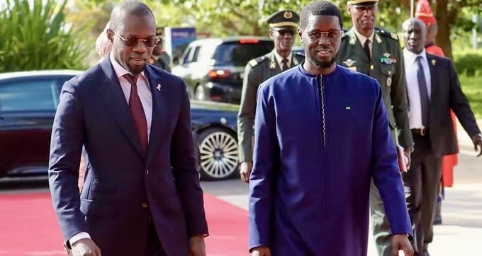 La crise politique prend une nouvelle dimension à Dakar. Le président sénégalais Bassirou Diomaye Faye a franchi un cap en nommant un nouveau gouvernement de 30 membres sans l’assentiment de son ancien allié et Premier ministre limogé, Ousmane Sonko.