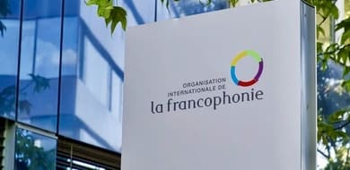 Les gouvernements de ces Etats feront ensuite leur choix en novembre 2026 au Cambodge lors du sommet de l'OIF. Jusqu'à présent, deux candidates, Mushikiwabo et Lumumba, ont capté l'attention des médias, mais cela ne veut pas dire que le scrutin est déjà joué. La première est bien connue dans la francophonie. A 64 ans, cette ancienne ministre des Affaires étrangères de Paul Kagame (2009-2018), dirige l'OIF depuis 2018.