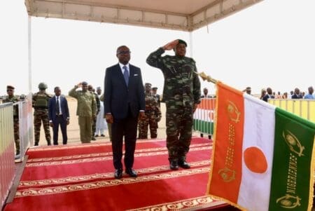 A sa descente de l'avion, Romuald Wadagni a été accueilli par son homologue, le chef de la junte Abdourahamane Tiani. Après une première visite la veille au Nigeria, Romuald Wadagni a consacré son deuxième déplacement au Niger et devait notamment aborder avec le général Tiani une relance de la coopération sécuritaire, les deux pays étant confrontés à des violences jihadistes récurrentes.