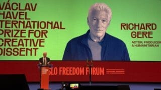 «Nous vivons le moment le plus sombre que j’aie connu sur cette planète. Qui aurait cru que l’Amérique puisse basculer comme ça ? Qui aurait cru qu’un maniaque pareil puisse devenir président des Etats-Unis ?» A cinglé Richard Gere mardi 2 juin. L’acteur américain de 76 ans se trouvait à Oslo pour y décerner le prix international Vaclav Havel de la dissidence créative à l’artiste chinois Gao Zhen, emprisonné dans son pays, et au dissident birman Sai, à l’occasion de l’Oslo Freedom Forum.