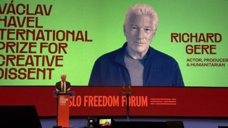 «Nous vivons le moment le plus sombre que j’aie connu sur cette planète. Qui aurait cru que l’Amérique puisse basculer comme ça ? Qui aurait cru qu’un maniaque pareil puisse devenir président des Etats-Unis ?» A cinglé Richard Gere mardi 2 juin. L’acteur américain de 76 ans se trouvait à Oslo pour y décerner le prix international Vaclav Havel de la dissidence créative à l’artiste chinois Gao Zhen, emprisonné dans son pays, et au dissident birman Sai, à l’occasion de l’Oslo Freedom Forum.