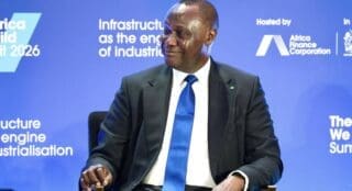 Africa Finance Corporation (AFC) a annoncé, jeudi 4 juin à Lagos, la clôture d’un prêt syndiqué de 2 milliards de dollars, un montant inédit dans l’histoire de l’institution. Initialement fixé à 1,6 milliard de dollars, le financement a finalement été relevé de 400 millions de dollars face à une demande largement supérieure aux attentes de la part des banques internationales.