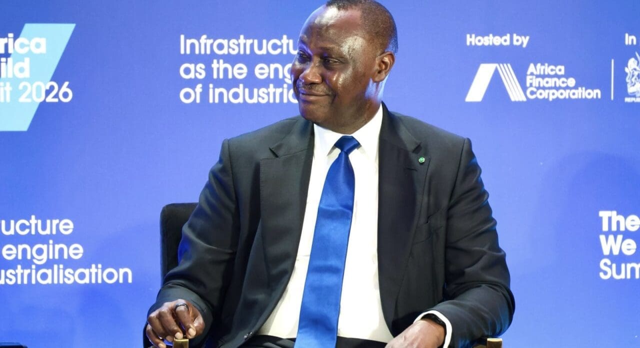 Levée de fonds | AFC décroche 2 milliards de dollars : l’Asie devient le nouveau moteur du financement africain Africa Finance Corporation (AFC) a annoncé, jeudi 4 juin à Lagos, la clôture d’un prêt syndiqué de 2 milliards de dollars, un montant inédit dans l’histoire de l’institution. Initialement fixé à 1,6 milliard de dollars, le financement a finalement été relevé de 400 millions de dollars face à une demande largement supérieure aux attentes de la part des banques internationales.