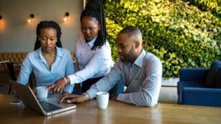 Afrique | Levée de fonds : pour Sidi Mohamed Kagnassi, « le rebond des start-up africaines en 2025 doit se confirmer en 2026 » 3,2 milliards de dollars. Après un net recul en 2023 et 2024, les levées de fonds dans les start-up africaines ont rebondi de 40 % en 2025, selon le bilan annuel de The Big Deal. Sans retrouver les sommets de 2021 et 2022 (4,4 et 4,6 milliards de dollars), 2025 figure sur le podium des meilleures années enregistrées. « L’Afrique est sortie de deux années de funding squeeze (« gel des investissements », NDLR).