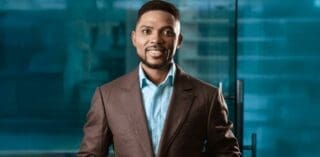 Monaco | Grand Prix de Monaco : Steven Nbienou Kouadjo impose l’Afrique comme la nouvelle frontière mondiale de l’investissement Pour Steven Nbienou Kouadjo, le choix de Monaco n'a rien d'un hasard, c’est le lieu idéal pour capter le capital international et le confronter aux réalités d'un continent en pleine mutation industrielle et numérique. Sur place, l'homme d'affaires camerounais a partagé une vision lucide de la conjoncture actuelle, démontrant que l'Afrique est devenue incontournable : «face à des marchés occidentaux de plus en plus saturés, l’Afrique s'impose comme la nouvelle plaque tournante de l’investissement mondial. Avec une population qui atteindra 2,5 milliards d'habitants d'ici 2050, les dépenses de consommation et d'investissement sur le continent sont attendues à terme à 16 100 milliards de dollars.»