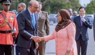 Ces MoU portent sur le développement des compétences, le commerce, l’investissement et la coopération sur le marché du carbone. Cette première visite d’un chef de l’Etat singapourien en Tanzanie « marque une étape importante dans le renforcement des relations bilatérales et le développement de la coopération entre les deux pays», souligne le communiqué du ministère tanzanien des Affaires étrangères.