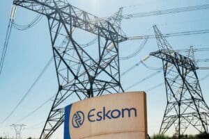Eskom, la compagnie sud-africaine qui produit près de 90 % de l’électricité du pays fait face à un endettement massif, un manque d’entretien…