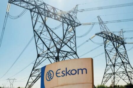 Eskom, la compagnie sud-africaine qui produit près de 90 % de l’électricité du pays fait face à un endettement massif, un manque d’entretien…