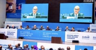 A la différence d’obligations vertes classiques (green bonds), les « nature-bonds » canalisent directement les financements vers les entreprises et les communautés dont les activités impactent directement l’environnement. Les fonds mobilisés par Ecobank iront au soutien de petits exploitants adoptant des pratiques agricoles durables, des entreprises de transformation agricole dotées dont le processus de production n’est pas impliqué dans la déforestation, ainsi que des infrastructures hydriques protégeant les écosystèmes d’eau douce.