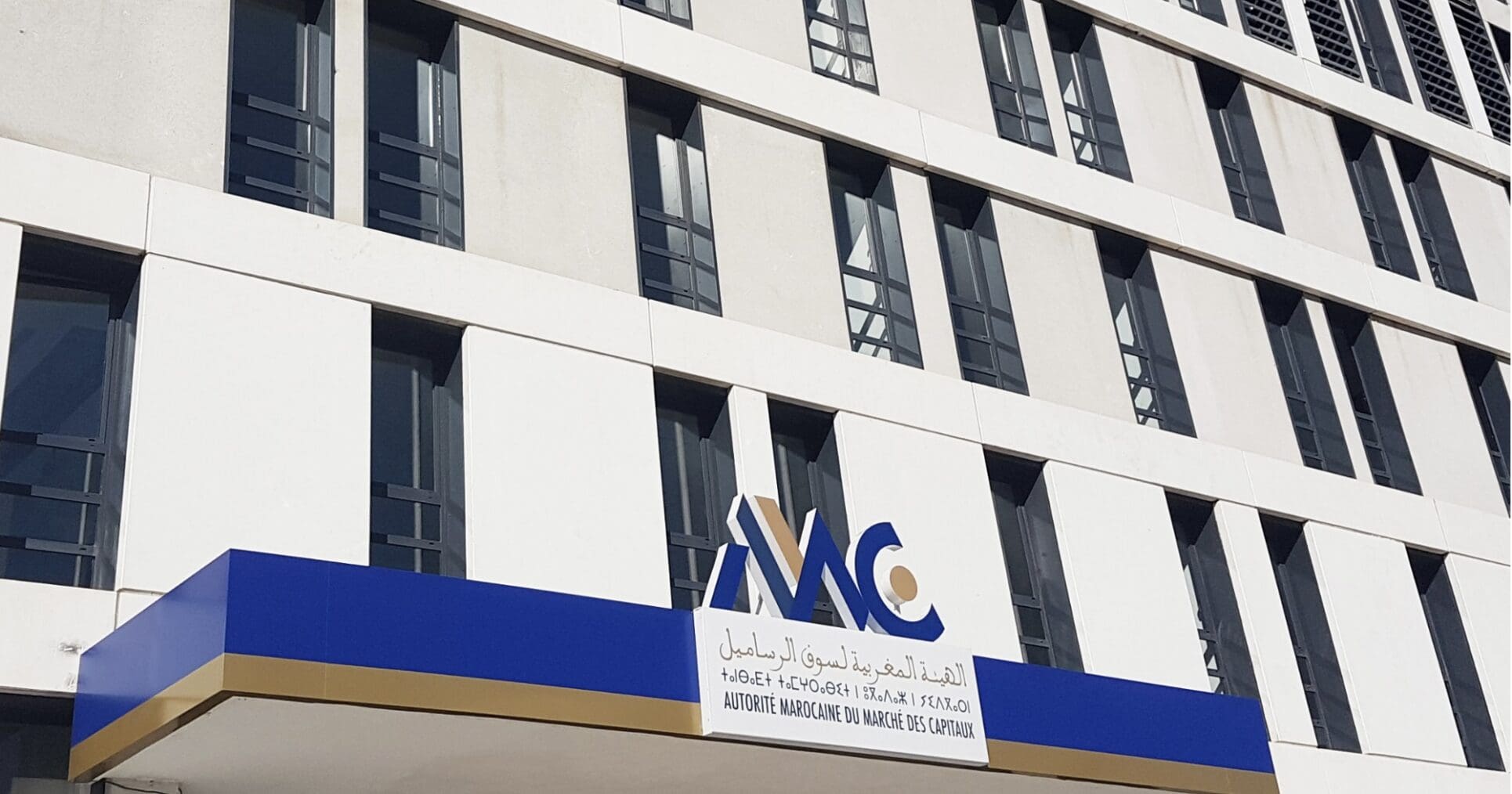 Dans le cadre de ses initiatives visant à dynamiser le marché boursier et à optimiser le processus de formation des cours lors des introductions en bourse, l’Autorité Marocaine du Marché des Capitaux (AMMC) révise à la hausse le seuil de variation maximale applicable aux titres nouvellement admis à la cote de la Bourse des valeurs de Casablanca.