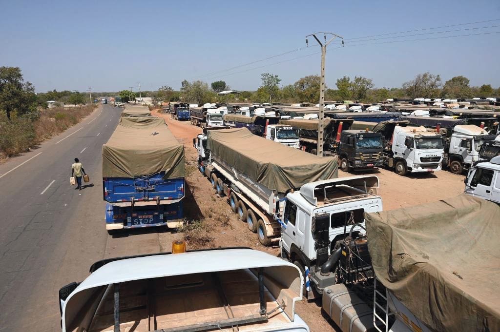 Au Sahel, notamment au Mali, l’insécurité gagne le transport et la logistique avec des attaques terroristes contre les camions de marchandises.