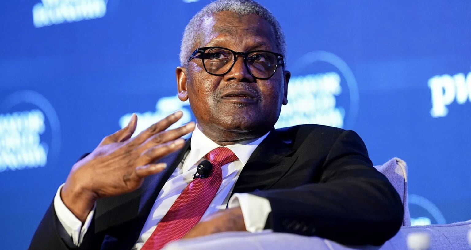 Administratrice de la Fondation Dangote, celle-ci a révélé, mardi 28 juillet, dans un entretien accordé à Bloomberg, que son père avait prévu de consacrer un tiers de sa fortune à des actions philanthropiques. Selon elle, cette disposition figure explicitement dans le testament du milliardaire nigérian. Halima Dangote a également précisé que ses sœurs ainsi que leur grand-mère avaient signé un document attestant avoir pris connaissance de cette décision, soulignant ainsi son caractère officiel et pleinement assumé.