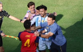 New Jersey | Finale sous haute tension : l’Argentine de Paredes au cœur d’un scandale qui ternit son image L’Espagne a remporté, dimanche soir, une victoire historique en dominant l’Argentine (1-0) au terme d’une finale parfaitement maîtrisée. Fidèles à leur philosophie de jeu, les Espagnols ont imposé leur rythme face à des champions du monde sortants incapables de trouver la faille.