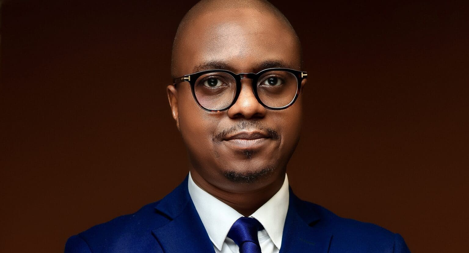 Grand Entretien | Arnaud Adovelandé, Directeur des Consignations, Déconsignations et Produits en développement de la CDC Bénin : « la confiance est le premier levier pour mobiliser l’épargne de la diaspora » Chaque année, les Béninois de l'étranger transfèrent des ressources considérables vers leur pays d'origine. Ces fonds soutiennent les ménages, financent l'éducation, la santé ou encore le logement. Mais au-delà de cette solidarité familiale, ils représentent également un important potentiel d'investissement encore insuffisamment mobilisé au service du développement économique. À travers l’initiative DiasDev, la Caisse des Dépôts et Consignations du Bénin (CDC Bénin) entend transformer une partie de cette épargne en un levier durable de financement des projets structurants. Arnaud Adovelandé, Directeur des Consignations, Déconsignations et Produits en développement de la CDC Bénin, revient sur les ambitions de cette démarche, les conditions de sa réussite et le rôle stratégique que la diaspora est appelée à jouer dans la transformation économique du Bénin. Entretien.