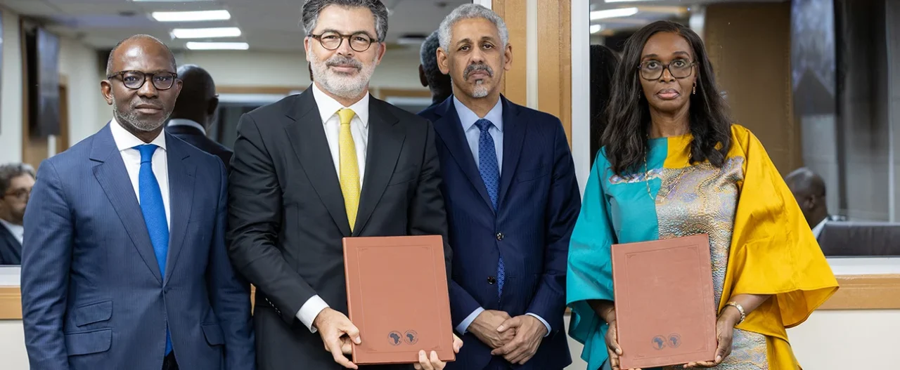 Abidjan | BAD-ASIF : l’Afrique veut financer ses infrastructures avec ses propres capitaux L'Afrique veut reprendre la main sur le financement de son développement. C'est le message porté par la Banque africaine de développement (BAD) et le Forum africain des fonds souverains (ASIF), qui ont officialisé, le 26 juin à Abidjan, le renforcement de leur partenariat stratégique. Au-delà d'une simple déclaration d'intention, les deux institutions entendent bâtir de nouveaux véhicules d'investissement capables de canaliser les capitaux institutionnels africains vers des projets d'infrastructures à fort impact, en particulier les infrastructures transfrontalières. Cette initiative s'inscrit dans la mise en œuvre de la Nouvelle architecture financière africaine pour le développement (NAFAD), conçue pour renforcer la capacité du continent à financer lui-même sa transformation économique.