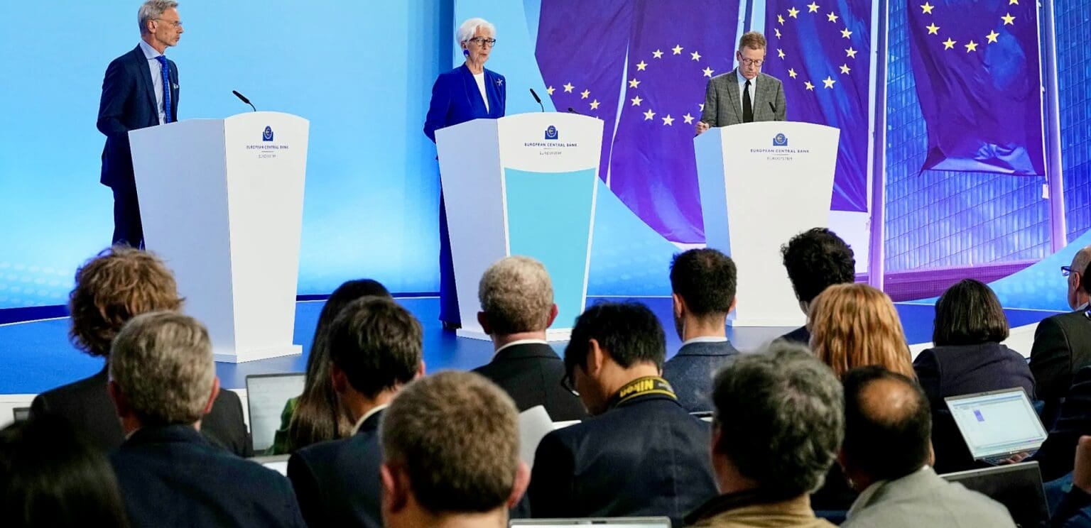 Malgré la menace des risques inflationnistes, la BCE estime que la situation reste encore maîtrisable : « l’incertitude demeure élevée et l’incidence inflationniste du choc énergétique ne s’est pas encore totalement matérialisée ». Les perspectives d’évolution des prix de l'énergie, bien que très volatiles, sont actuellement proches du scénario de référence des projections établies en juin dernier et largement supérieures aux niveaux observés avant le début du conflit au Moyen-Orient.