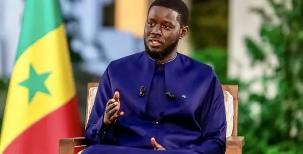 Le président sénégalais Bassirou Diomaye Faye a annoncé son intention de créer un parti politique chargé de rassembler les forces qui soutiennent son action. Cette décision a été dévoilée à l'issue d'une rencontre de près de quatre heures avec les 306 maires de la Coalition Diomaye Président, réunis au Palais de la République.