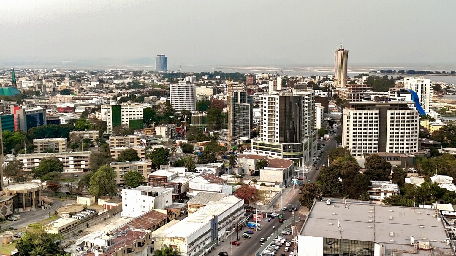 Congo-B | Risque souverain : Brazzaville n’est pas encore tirée d’affaire L’agence de notation prévient qu’elle peut abaisser la notation si les performances budgétaires compromettent la capacité du gouvernement à honorer ses obligations de dette commerciale à temps, et intégralement. Ce pourrait être le cas, par exemple, en cas de baisse des prix internationaux du pétrole, ou si les dépenses publiques augmentent sensiblement, ce qui pourrait entraîner l'accumulation d'arriérés de paiement envers les créanciers.