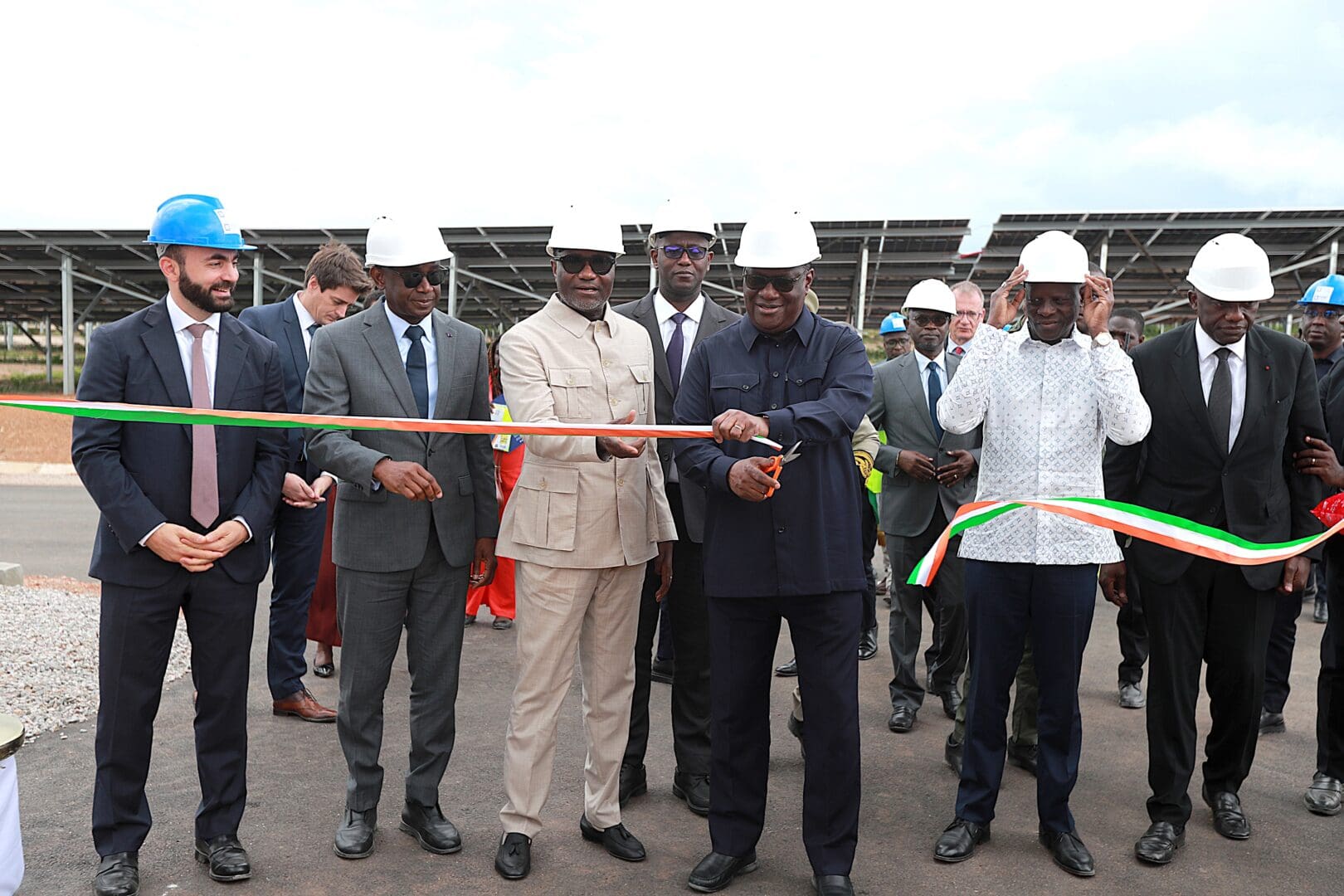 Côte d’Ivoire | Energies renouvelables : PFO AFRICA inaugure la première centrale solaire développée par un acteur privé ivoirien L’allumage officiel des installations et la coupure du ruban symbolique ont été exécutés, ce 3 juillet 2026 conjointement par le vice-Premier ministre, ministre de la Défense et Président du Conseil régional du Tchologo, Téné Birahima Ouattara, le ministre des Mines, du Pétrole et de l'Énergie, Mamadou Sangafowa-Coulibaly, et l’Administrateur Général de PFO AFRICA, Clyde Fakhoury, aux côtés des autorités locales, de chefs traditionnels et de partenaires financiers.
