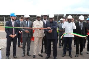 L’allumage officiel des installations et la coupure du ruban symbolique ont été exécutés, ce 3 juillet 2026 conjointement par le vice-Premier ministre, ministre de la Défense et Président du Conseil régional du Tchologo, Téné Birahima Ouattara, le ministre des Mines, du Pétrole et de l'Énergie, Mamadou Sangafowa-Coulibaly, et l’Administrateur Général de PFO AFRICA, Clyde Fakhoury, aux côtés des autorités locales, de chefs traditionnels et de partenaires financiers.