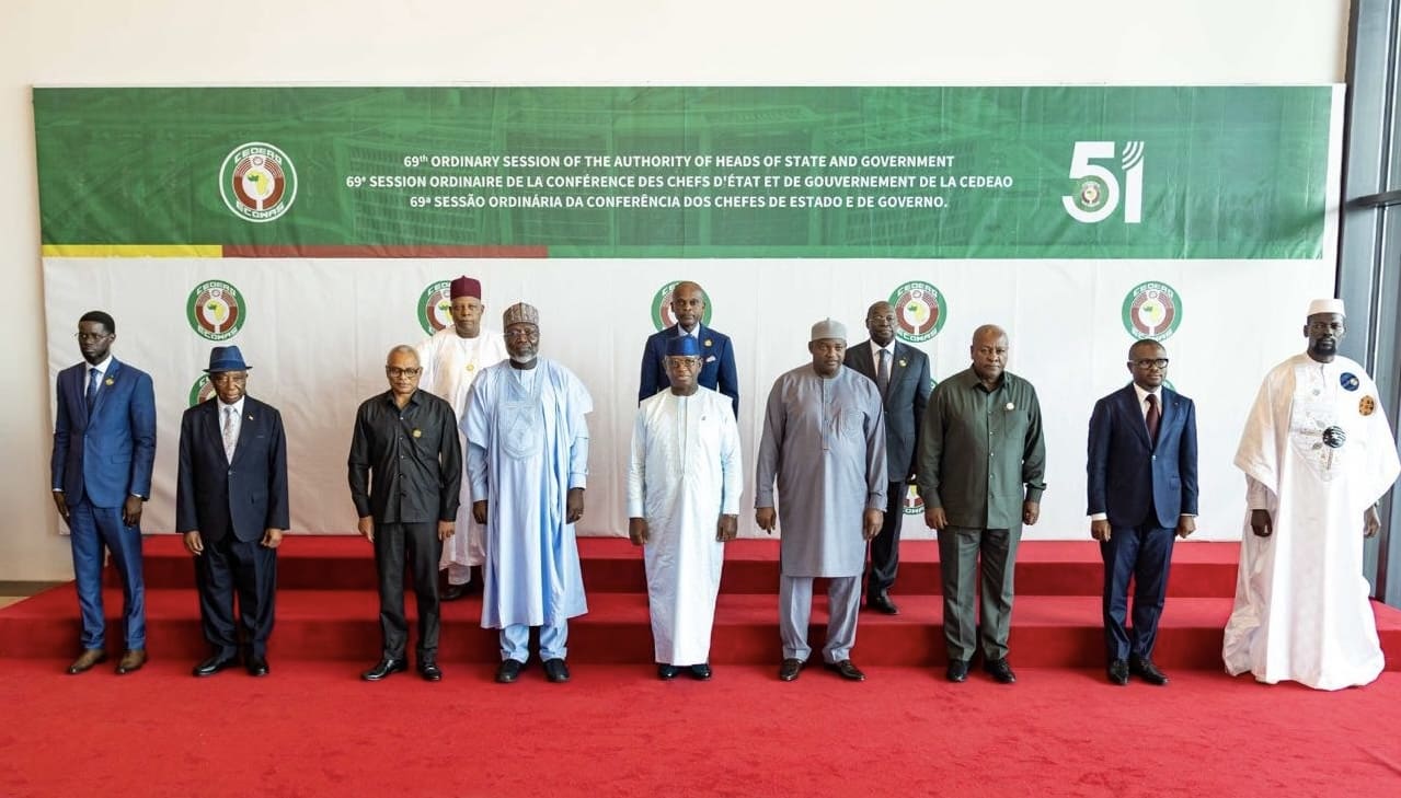 Énergie | La CEDEAO officialise son soutien au gazoduc Nigeria-Maroc : un projet énergétique de 25 milliards de dollars Ce projet au caractère géopolitique indiscutable, est conçu pour transporter jusqu'à 30 milliards de mètres cubes de gaz naturel par an du Nigéria et de l'Afrique de l'Ouest à travers 13 pays d'Afrique de l'Ouest jusqu'au Maroc, rappelle une déclaration conjointe de l’Office marocain des hydrocarbures et des mines ONHYM et de la compagnie pétrolière nationale nigériane NNPC.