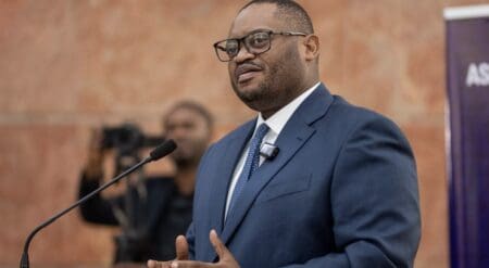 RDC | Anti-blanchiment : Kinshasa se connecte au groupe Egmont Le Groupe Egmont organise l’échange sécurisé d’informations entre les cellules de renseignement financier, sur demande ou de manière spontanée, lorsque des virements internationaux sont considérés comme suspects. Pour la CENAREF, l’accès à ce dispositif lui permet de solliciter directement ses homologues étrangers afin de suivre des transferts complexes. Il s’agit par exemple des capitaux partis de Kinshasa vers Dubaï, considérée comme une « machine à laver » mondiale, puis réorientés vers un compte bancaire en Europe.