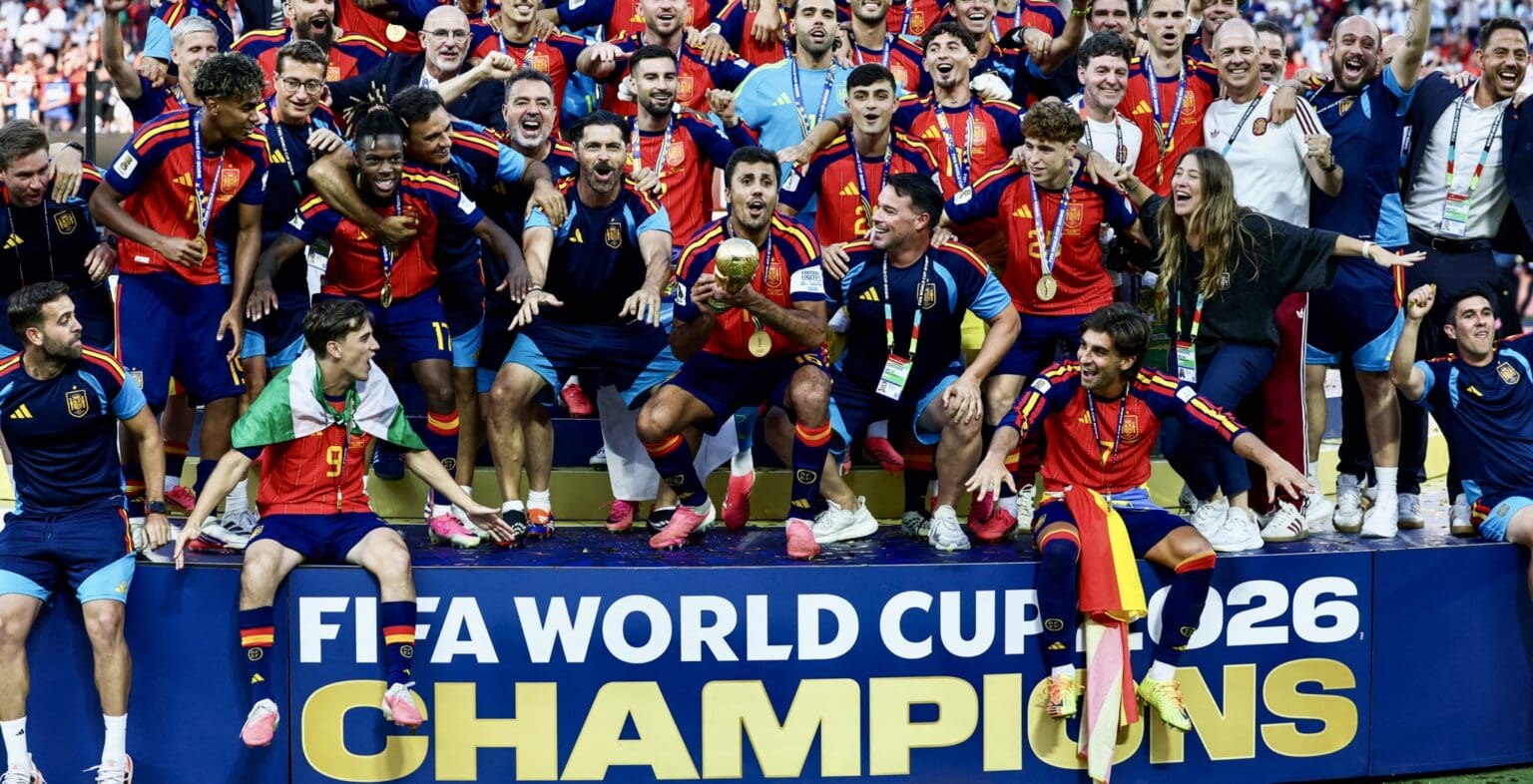 Le football fut longtemps le sport du peuple. Tous les quatre ans, pendant un mois, la planète suspendait son souffle pour célébrer le jeu, les exploits et les émotions. Aujourd'hui, la Coupe du monde ressemble de plus en plus à une gigantesque industrie du divertissement, où le football n'est parfois plus que le prétexte d'un spectacle global mêlant business, communication et diplomatie.