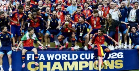 Billet | Coupe du monde : quand le football devient l’otage du spectacle, de l’argent et de la politique. Le football fut longtemps le sport du peuple. Tous les quatre ans, pendant un mois, la planète suspendait son souffle pour célébrer le jeu, les exploits et les émotions. Aujourd'hui, la Coupe du monde ressemble de plus en plus à une gigantesque industrie du divertissement, où le football n'est parfois plus que le prétexte d'un spectacle global mêlant business, communication et diplomatie.