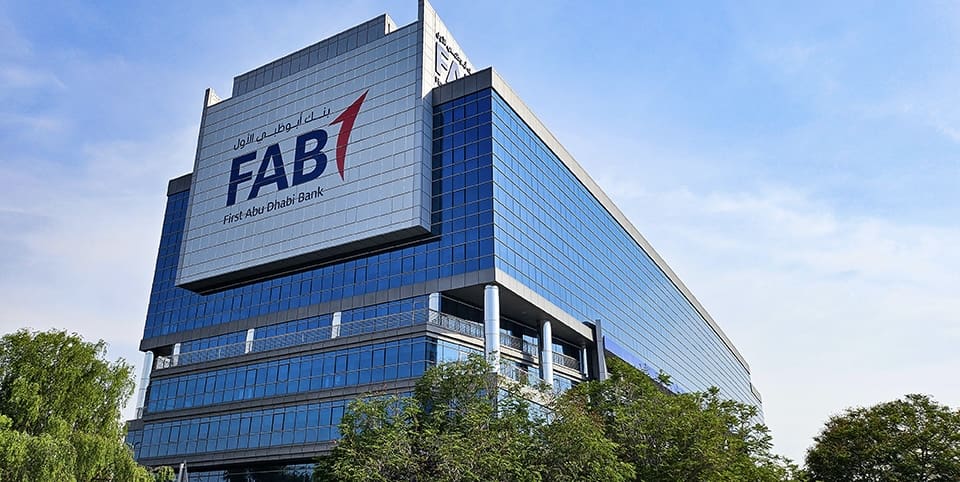Afrique du Sud | Licence bancaire : First Abu Dhabi Bank lève le dernier obstacle à son expansion sur le continent Le plus grand établissement bancaire des Émirats arabes unis s'apprête à franchir une étape majeure de son développement africain. First Abu Dhabi Bank (FAB) a remporté le litige qui l'opposait depuis près de dix ans au groupe sud-africain FirstRand concernant l'utilisation d'une marque jugée similaire.