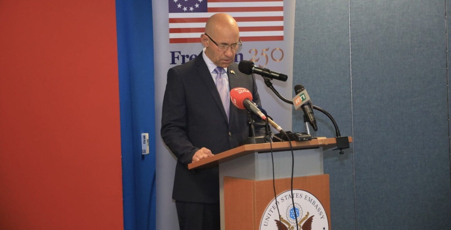 Abidjan | Starlink, Cybastion, ABD Group… Washington accélère son offensive économique en Côte d’Ivoire Les États-Unis franchissent une nouvelle étape dans leur offensive numérique en Côte d’Ivoire. En visite à Abidjan les 15 et 16 juillet, le Secrétaire d’État adjoint aux Affaires africaines, Frank R. Garcia, a annoncé que le gouvernement ivoirien avait accordé son autorisation définitive à Starlink pour commercialiser ses services d’internet haut débit dans le pays.
