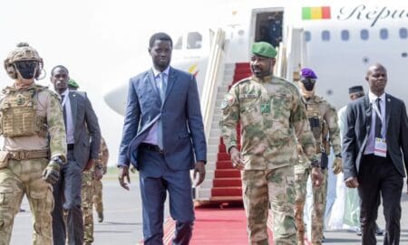 Le président sénégalais, Bassirou Diomaye Faye, s'est rendu à Bamako, mardi 28 juillet, pour une visite d'amitié et de travail à l'invitation de son homologue malien, Assimi Goïta. Au cœur des échanges : la dégradation persistante de la situation sécuritaire dans le Sahel et la nécessité de renforcer la coopération régionale face à la menace terroriste.