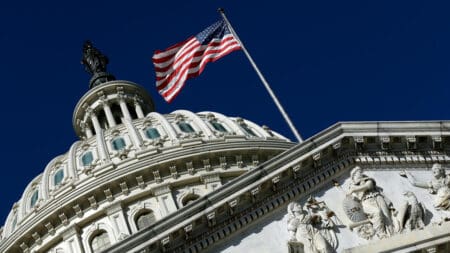 États-Unis–Nigeria | Gouvernance : Washington durcit le ton à l’approche des élections de 2027 L'administration Trump a annoncé qu'elle suivrait de près le déroulement des élections générales prévues au Nigeria en 2027. Cette position traduit la volonté de Washington de maintenir une attention particulière sur le processus démocratique dans la deuxième économie d'Afrique, dans un contexte où les enjeux de gouvernance demeurent au cœur des préoccupations américaines.