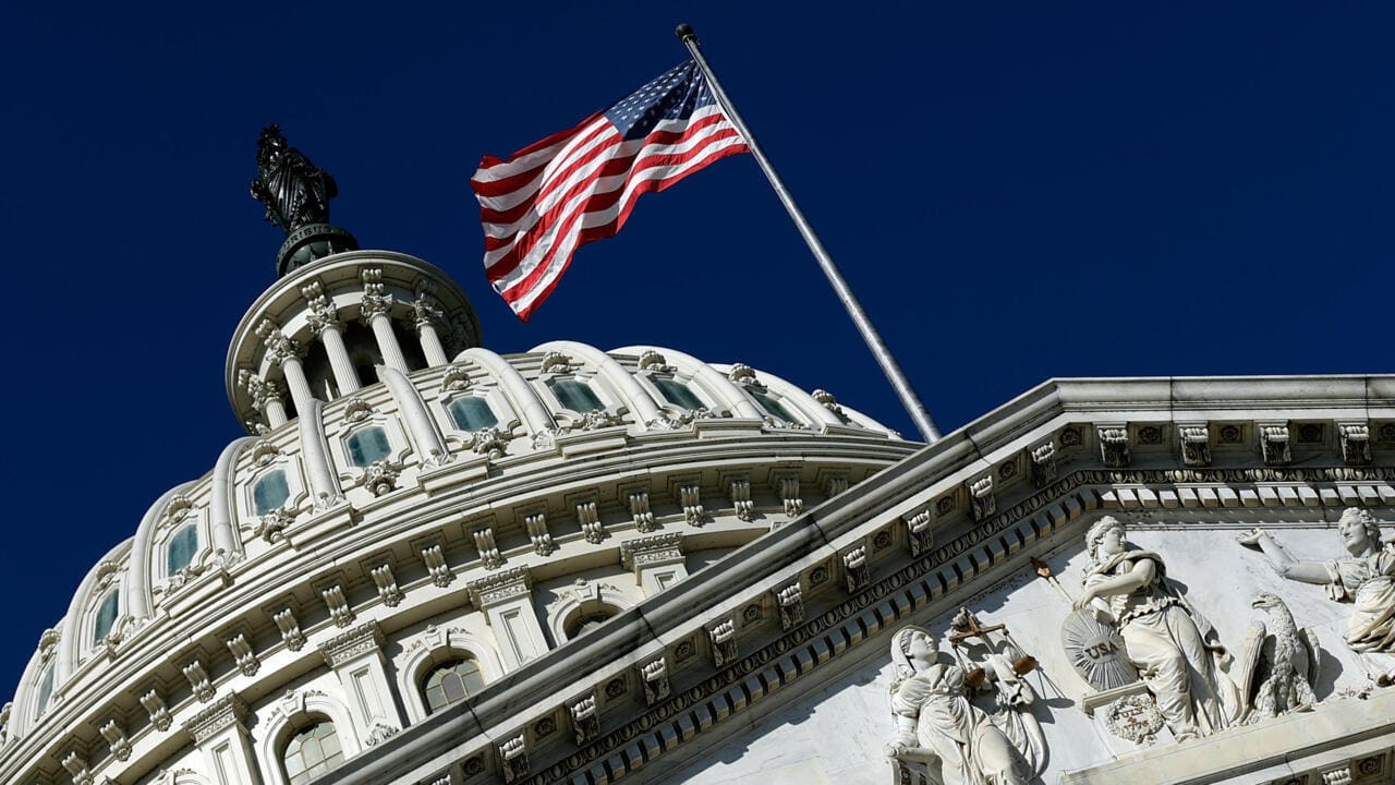 États-Unis–Nigeria | Gouvernance : Washington durcit le ton à l’approche des élections de 2027 L'administration Trump a annoncé qu'elle suivrait de près le déroulement des élections générales prévues au Nigeria en 2027. Cette position traduit la volonté de Washington de maintenir une attention particulière sur le processus démocratique dans la deuxième économie d'Afrique, dans un contexte où les enjeux de gouvernance demeurent au cœur des préoccupations américaines.