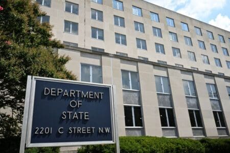 La carte montrait le Nigeria, où Washington a déployé des centaines de soldats pour lutter contre le terrorisme, comme un pays enclavé dans le désert du Sahara. Le Mozambique, situé en Afrique australe, était déplacé dans la Corne de l'Afrique, tandis que la Côte d'Ivoire, en Afrique de l'Ouest, était placée à l'autre bout du continent. Même un élève du collège n’aurait pas commis une telle erreur.