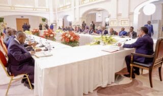 Congo-B | Finances publiques : Brazzaville revoit la voilure du budget 2026 Au total, ce sont 2 778,01 milliards de FCFA qui sont programmés cette année grâce aux plus-values de recettes provenant de la hausse des cours du pétrole au plus fort du conflit entre l'Iran, les Etats-Unis et Israël. Le cours du brut congolais est désormais attendu à 67 dollars contre 60,3 dans la loi de finances initiale, soit une progression de 11 %.
