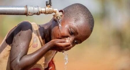 Guinée | L’or bleu au cœur des priorités : l’Etat engage 670 millions de dollars pour étancher sa soif C’est une ironie géographique que les autorités guinéennes ne veulent plus subir. Qualifiée depuis des décennies de « château d’eau » de l’Afrique de l’Ouest en raison des innombrables fleuves majeurs qui y prennent leur source, la Guinée peine paradoxalement à abreuver sa propre population. Les chiffres de la Banque mondiale sont sans appel : en 2022, près de 30 % des Guinéens restaient totalement exclus d’un accès de base à l’eau potable.